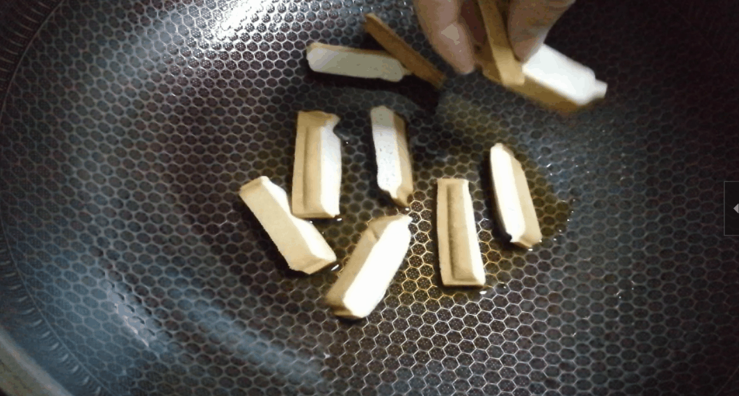 香干和什么搭配好吃？看看这味绿叶食材，成菜后香气扑鼻味美下饭