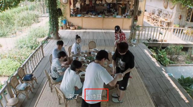 真香打脸！晓明哥的减肥计划在蘑菇屋再次落空，和彭彭抢饭吃|资讯早知道