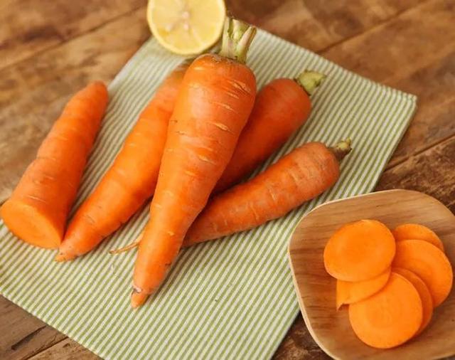 患有脂肪肝、高尿酸的人来说，应该多吃“2黄、少吃3白”