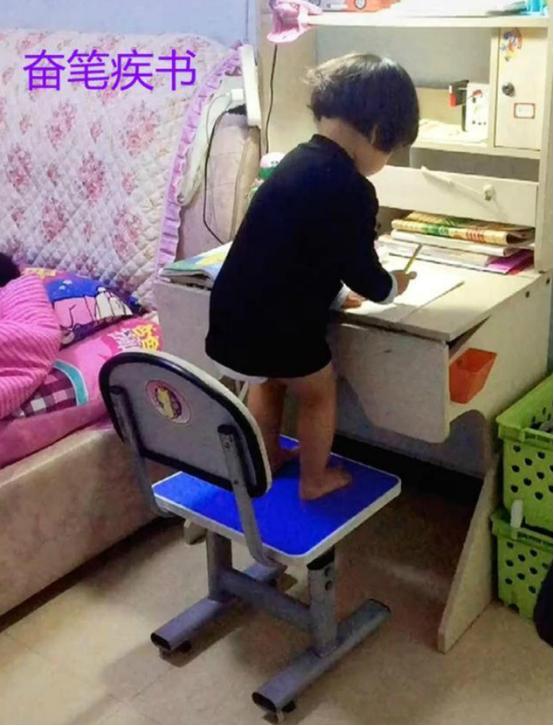 【你的育儿经】2岁妹妹替哥哥上网课、写作业，网友：全网最操心的“尿不湿”