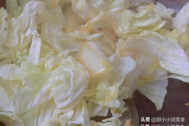 炒白菜时，2个步骤很关键，做对了，白菜炒出来脆嫩可口不吸油