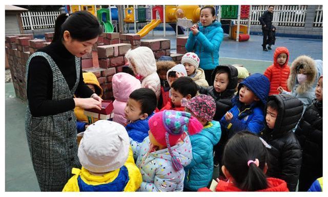 超级宝妈▲故事：幼儿园老师直言：“孩子家境怎么样，看穿着就知道用不着画车标”