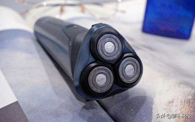 片刻提升型男属性，用飞科FS901剃须刀一刮即净