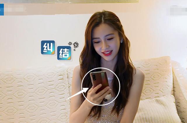 跑男节目组统一配备手机，别人的都很简单，只有蔡徐坤的不一样电影工厂