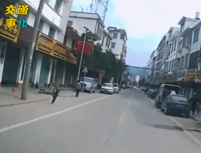 你的育儿经@一组动图警示你：血的教训！近期儿童交通事故合集。
