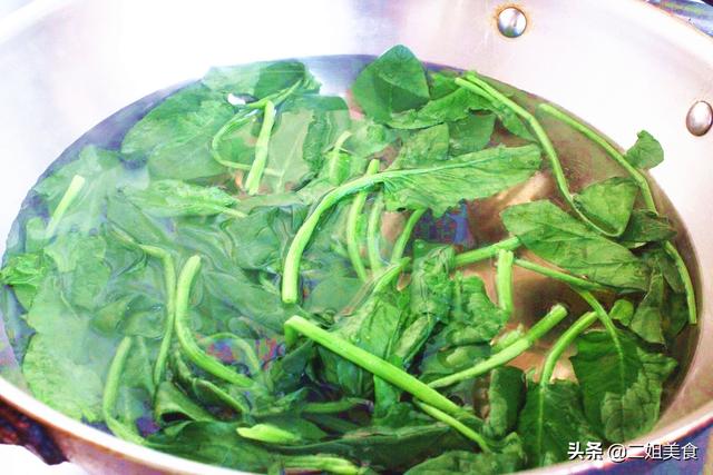 无论炒什么青菜，都别直接下锅炒了，牢记3个技巧，炒啥菜都翠绿
