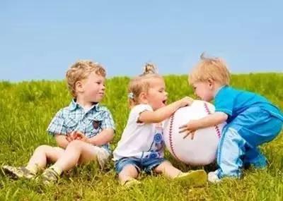 你的育儿经■孩子爱打人？除了打骂说教，家长应该这样引导