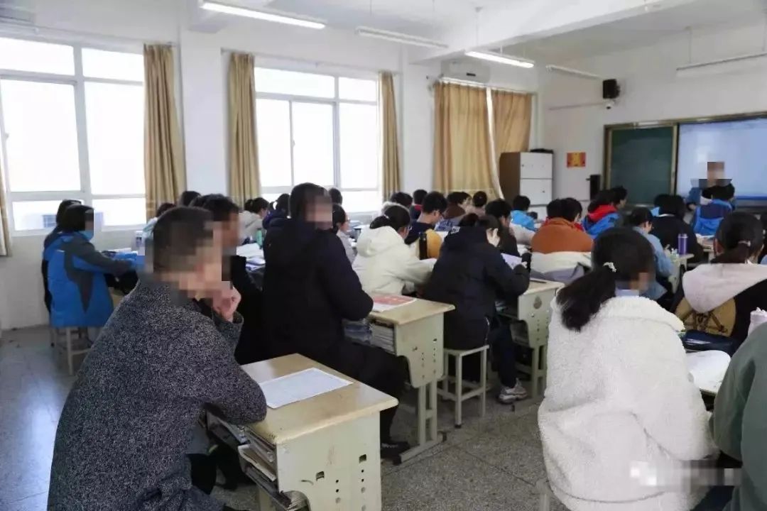 暖先生格调▲这所学校20人确诊！两地紧急叫停开学！开学这件事：宁可事前听骂声，不要事后听哭声！