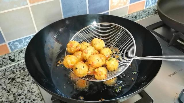 豆腐这样做，一次多做点，吃不了放冰箱，搭配火锅、炖菜或烧丸子