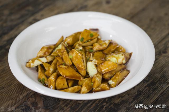 油焖茭白，香甜入味超下饭，口感软嫩鲜香，做法简单的美味家常菜