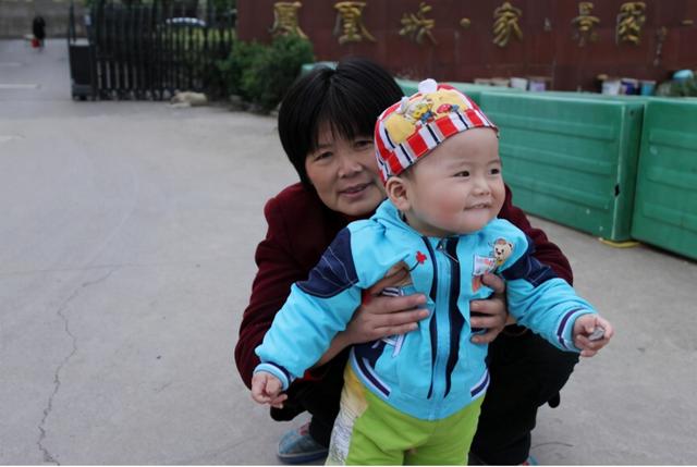 四岁宝宝被捂成“套娃”？宝宝添衣有讲究，家长千万不能忽视