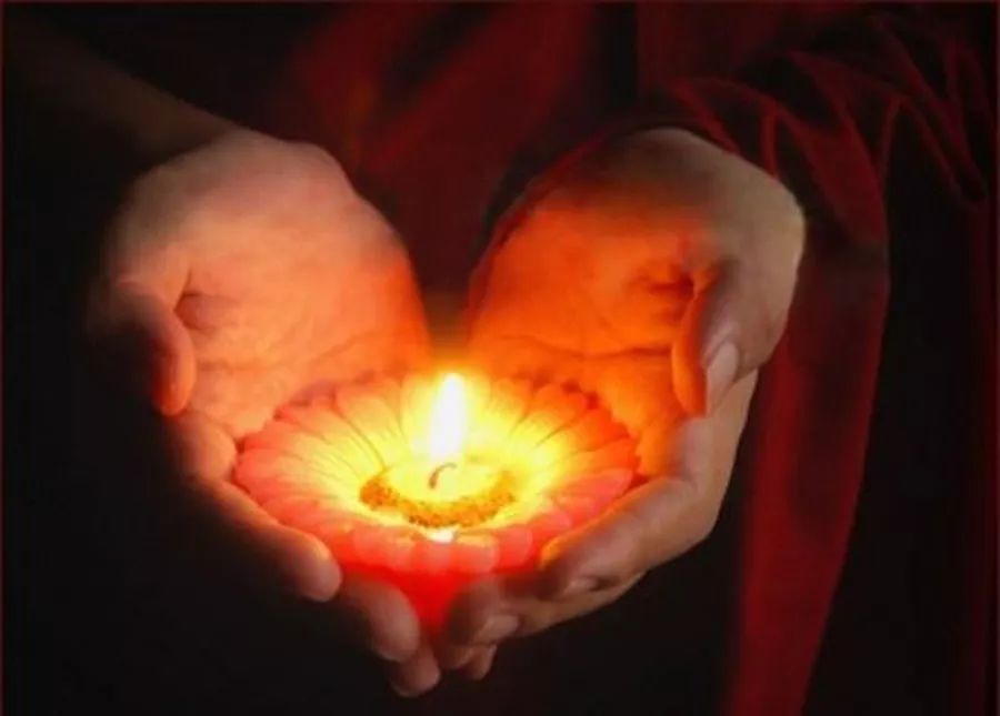 Qingming: Lighting Heart Lamps for Deceased Loved Ones