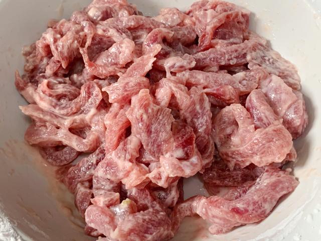 简单的家常菜，香菇炒肉丝，鲜香爽滑又下饭，回家10分钟就吃饭