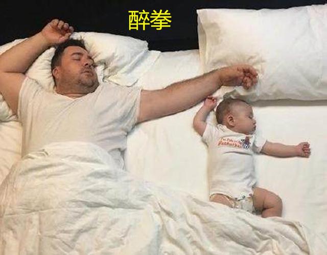 「你的育儿经」宝宝和爸爸睡姿神同步，简直是复制粘贴，网友：一看就是亲生的