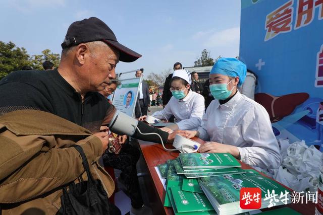 市民|“爱肝护肝、防治结合、遏制肝炎”镇江三院全国“爱肝日”前开展大型义诊