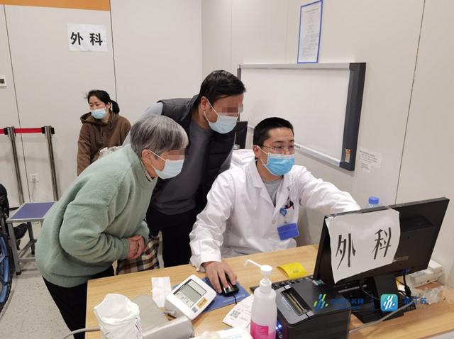 老人|八旬老人独自就医突然摔倒 江苏省人民医院医护团队火速救治化险为夷