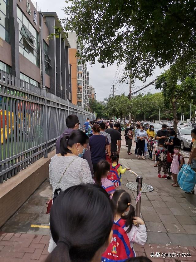 你的育儿经|新学期第一天送小孩上幼儿园，排了很长的队伍。