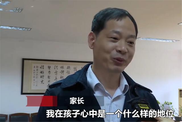 小学家长会只让爸爸参加，找座位全靠猜，一进教室爸爸们都蒙了