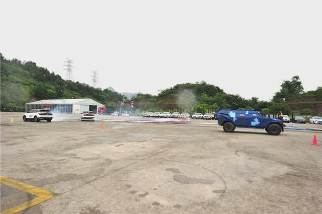 家有汽车@“军工硬汉”、中国猛士硬碰硬 东风风神AX7尽显锋芒