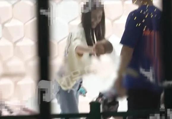 我最闪亮亮|baby带儿子玩耍被泼一头沙子,黄晓明妈妈陪同婆媳关系一目了然