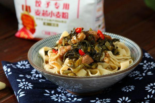 #一起加油，我要做A+健康宝贝# 雪菜肉丁手擀面