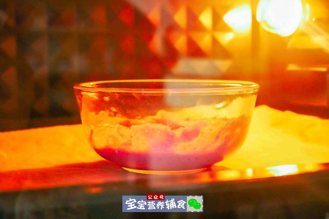 「超级宝妈」比小蛋糕宝宝更爱它！不打发也能做，香甜绵软好吃又好看宝宝辅食
