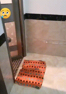 #你的育儿经#儿子给爸爸搓澡，却被赶出浴室，看到孩子拿的东西后心疼宝爸