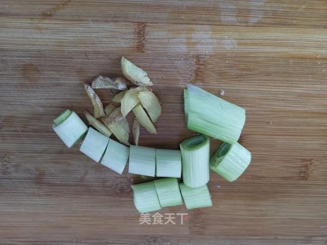 家庭版爆炒鸡胗的做法来了！鸡胗又脆又爽口，特别有嚼劲，超下饭哟