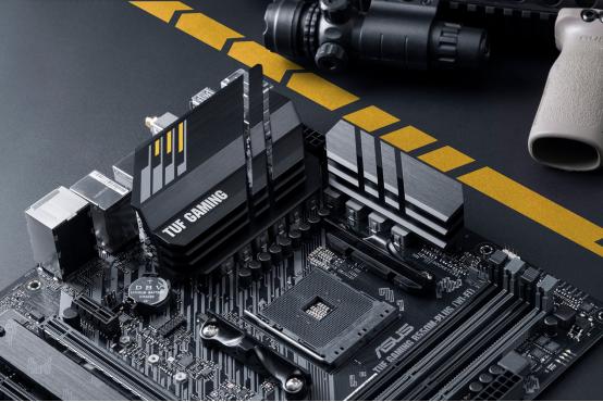 《使命召唤17》开售 华硕重炮手主板带你畅玩