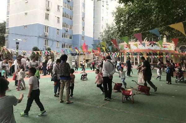 孩子上幼儿园玩滑梯受伤，律师妈妈开口20万索赔，园长回怼很解气