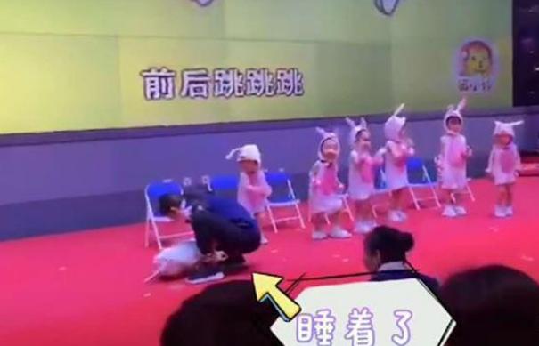 你的育儿经|正在表演舞蹈节目，贪睡宝宝倒地“秒睡着”，网友笑翻：被迫营业