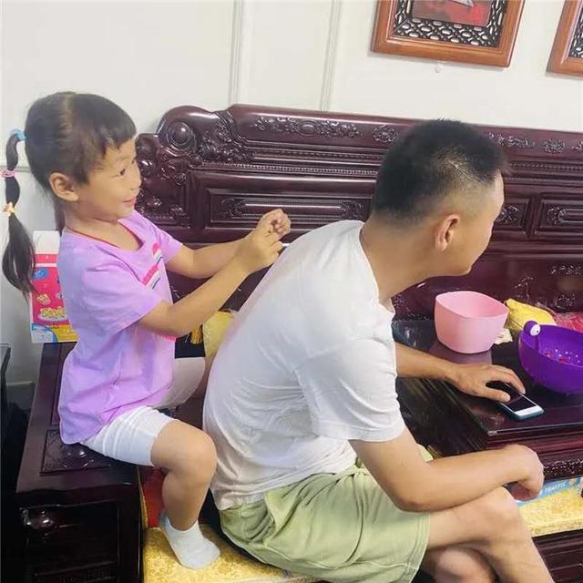 大众网|“你是我的大英雄！”济南一幼儿园小萌娃父亲节前花样表白获赞