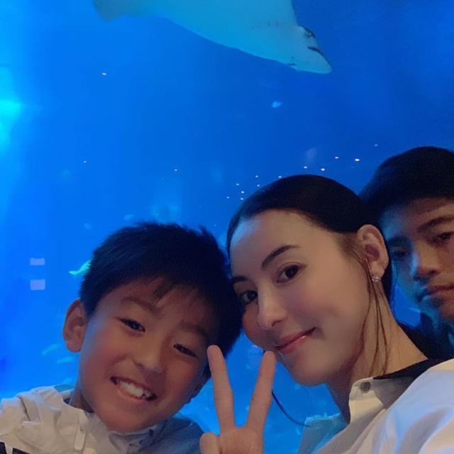 张柏芝首晒全家福，三胎儿子天生黄发，生父疑似外国人电影工厂