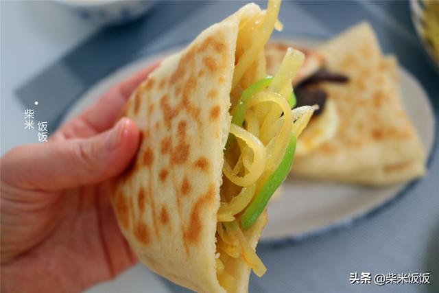 发面饼还可以这样做，大空心，加上自己爱吃的菜，太美味了