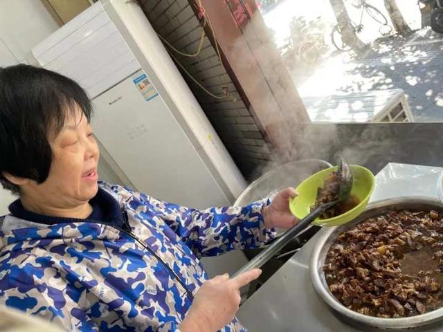 店里|中山北路这家潮州牛肉馆，创造了24年等位神话！真90年代的“杭州初代网红”