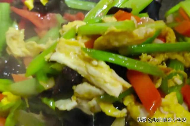 炒芹菜有人焯水，有人直接炒，都不对，多加一步，脆爽好吃不塞牙