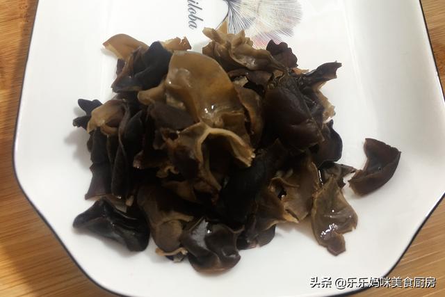 入冬后记得给家人吃这道菜，5种食材巧搭配，营养美味，老少皆宜