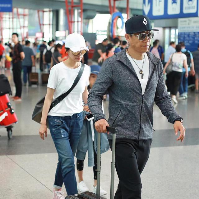 带货女王袁泉一家三口真接地气!走机场3人同穿基础款,但气质依旧高级