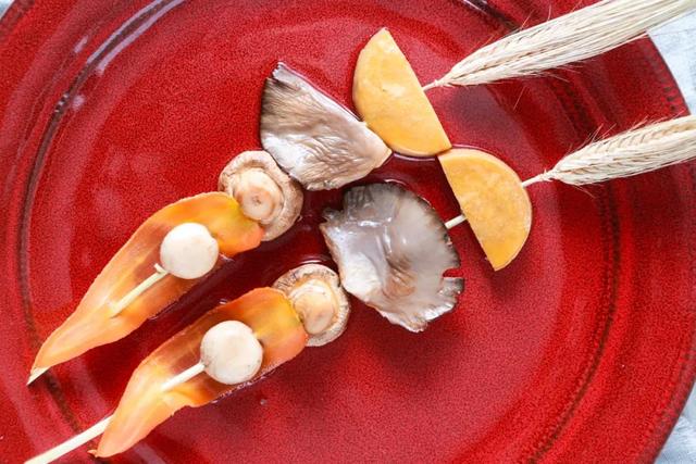 馋了半年，终于吃到了它！肥美的口蘑，清爽的胡萝卜...