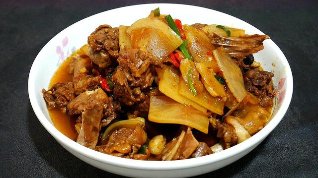 教你鸭肉的过瘾吃法，简单易做又营养美味，一开锅盖就想流口水