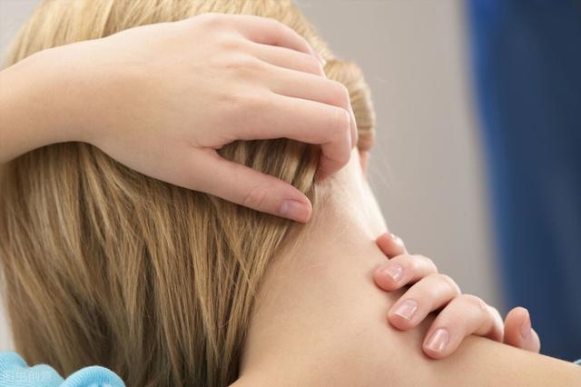 脖子这3个迹象，暗示癌细胞已“苏醒”？做好3事，预防癌症到来