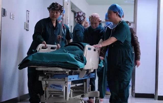 剖腹产时产妇要求把多余的脂肪切掉，网友：还有这样的操作？厉害