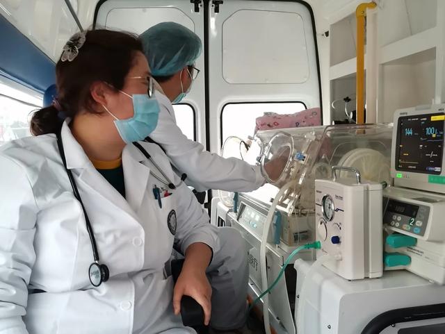 男婴|太惊险！刚出生一天，这个小宝宝就进行了胸腔穿刺……