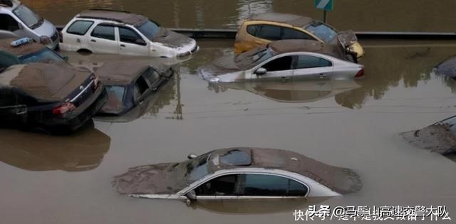 高速上突遇暴雨怎么办？继续开车还是停车？