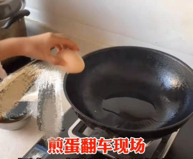 记录女儿第一次煎蛋，却拍下翻车现场，这道“煎鸡蛋壳”非常正宗