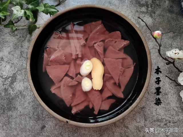 猪肝怎样炒更嫩？掌握1泡1焯1焖3个技巧，又嫩又香比肉好吃