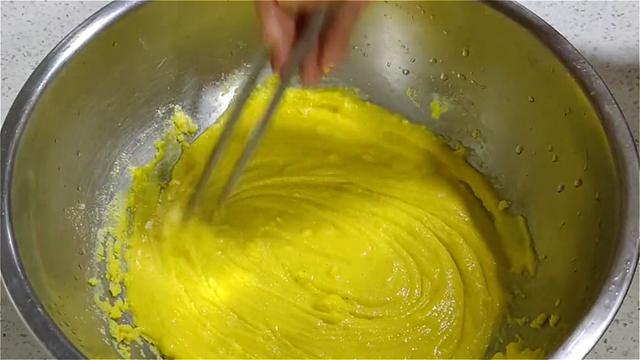 玉米面饼这样做，加多一种材料，口感丰富，吃着蓬松柔软，真香