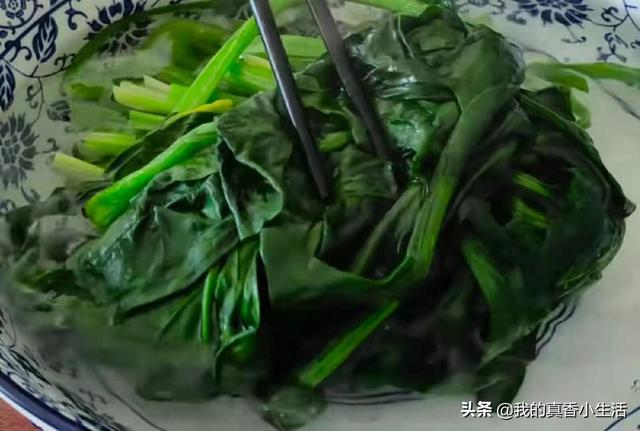 菠菜别总炒着吃，教你一个新吃法，简单几步，上桌吃2盘，过瘾