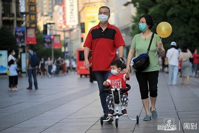 超级宝妈|逛街购物，“全家行动”过“六一”| 晨镜头
