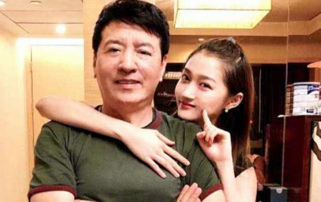 清风与酒|关晓彤亲姐姐近照曝光，姐妹俩颜值差异巨大，这遗传太“偏心”